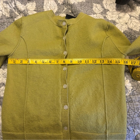 Elegant Wool Green Women's Cardigan - Picture 9 of 10